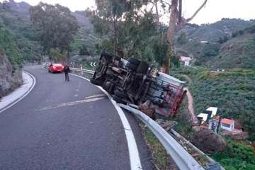 Espectacular vuelco de un vehículo en la carretera de Telde a San Mateo (Foto C7)